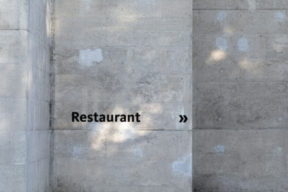 Texto en una pared que dice "Restaurant" seguido de un número.