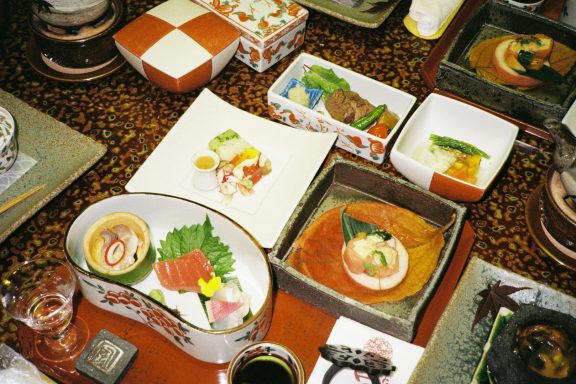 Varios platos de sushi y sashimi dispuestos elegantemente en una mesa.
